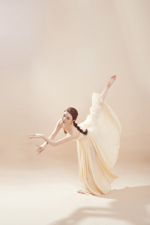 我试着触摸桃花桃花软绵绵的就像